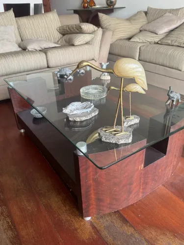 Mesa de centro de madeira maciça e tampo de vidro 