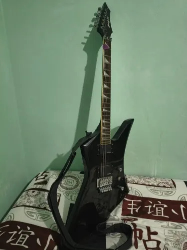 Guitarra Strinberg Explorer 6 Cordas/ Kelly Preta + Bag Especial Z + Strap Lock