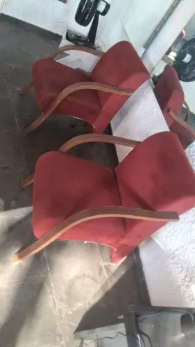 04 Poltronas Decorativas Vermelhas com Braço de Madeira | Recepção / Escritório