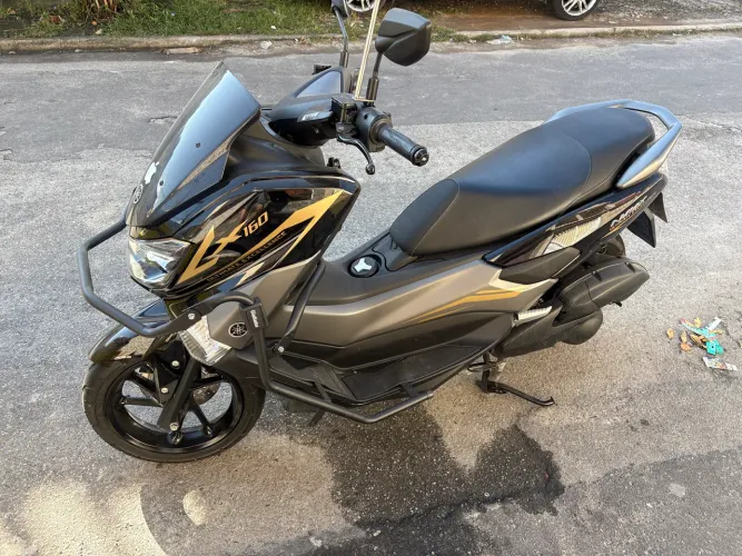 Nmax 160 com 1200km pneu ainda com tinta