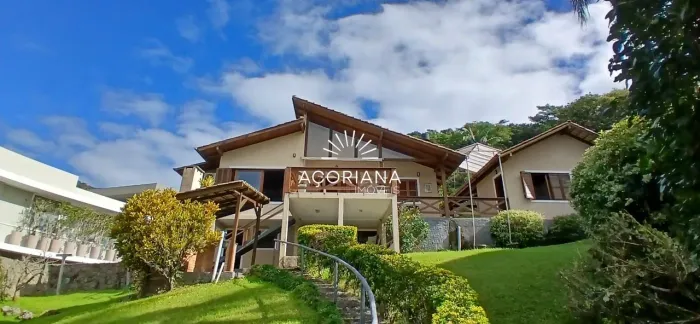 Casa para Locação com 3 Dormitórios no Canto da Lagoa - A 100 Metros da Praia