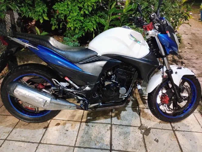 Moto cb300r IPVA pago e sem muta