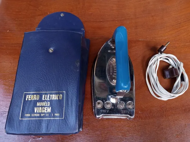 Ferro antigo de passar roupa