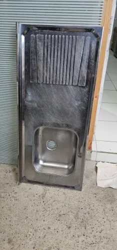 Pia de cozinha tamanho padrão, cuba a esquerda, em ótimas condições. 