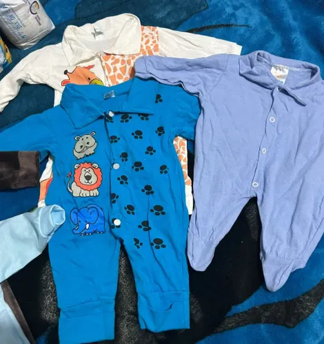 Lote com roupa e fraldas para neném menino