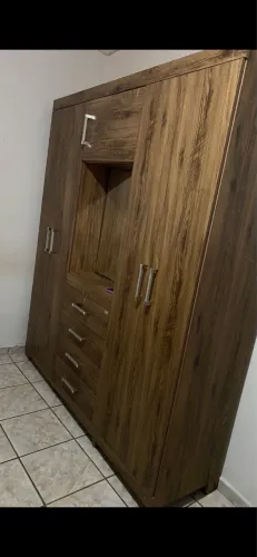 QUARDA ROUPA. COM ESPELHO NO MEIO