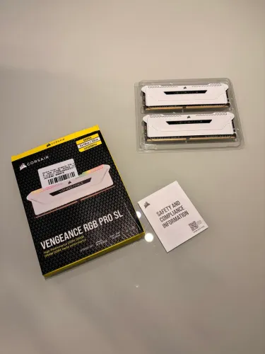 Memória RAM Vengeance RGB Pro SL 32GB (2x16) Corsair CMH32GX4M2E3200C16