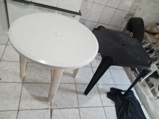 VENDO 2 MESAS DE PLASTICO BOAS