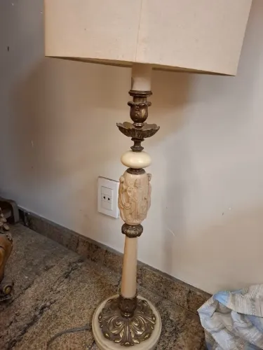 Lindo pé de abajour resina Italiana e bronze.Está sem cúpula