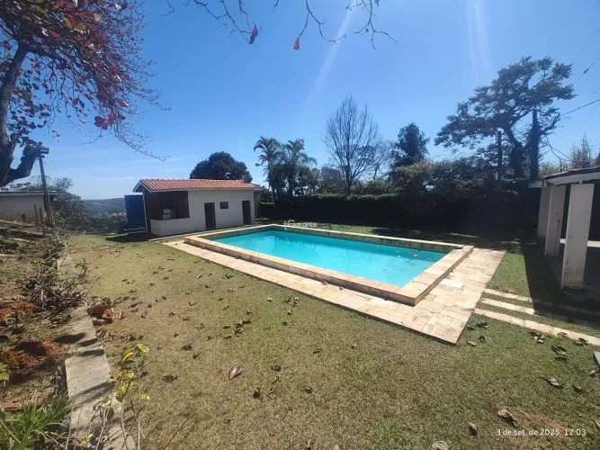 Chácara em Atibaia, 6 dormitórios, salão de festas, piscina, amplo gramado e 10 vagas