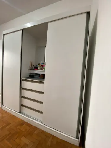 Guarda duas portas de correr, gavetas e espelho