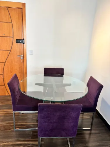 Mesa redonda de vidro com 4 cadeiras R$900