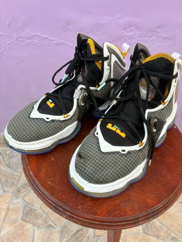 Tênis Nike LeBron XIX número 38 