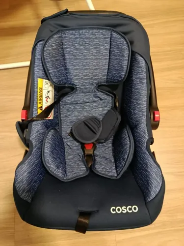 Carrinho de bebê com bebê conforto