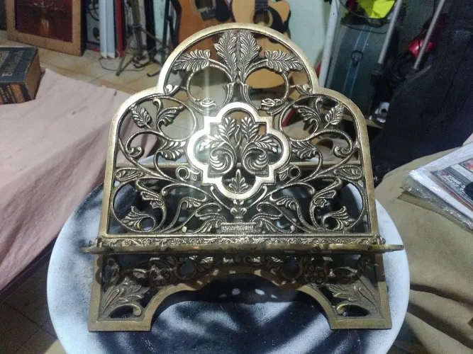 Suporte para Bíblia antigo