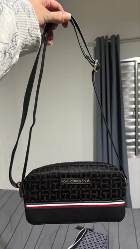 Bolsa Tommy Hilfiger preta