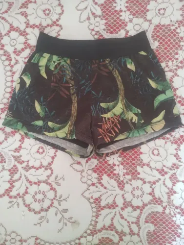 Shorts estampado folhagens