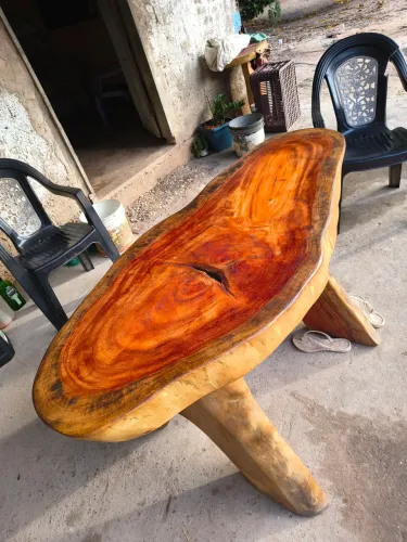 Mesa Rústica de Madeira de Amendoeira - Peça Artesanal Exclusiva