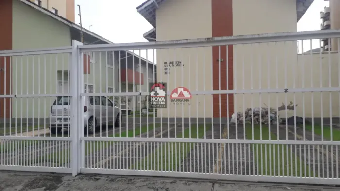 Casa a venda em condomínio Martim de Sá