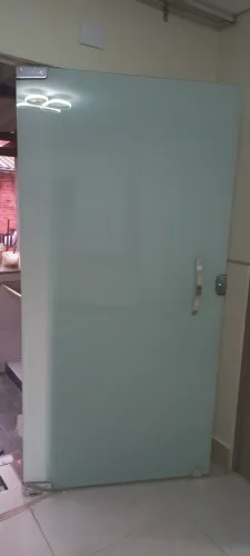 Porta de vidro. Semi nova