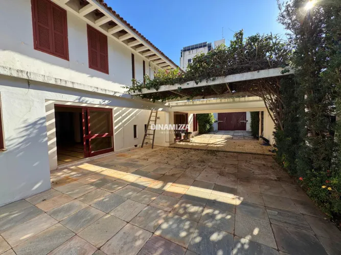 Casa à venda no centro da cidade com ótima localização, ótima para moradia ou escritório -