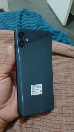 Vendo um celular Samsung galaxy a5 simi novo não tem nem um risco 350 reais