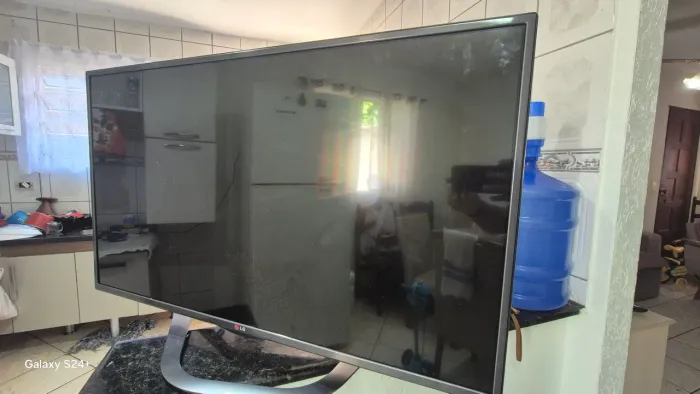 Tv Smart Led 42 ` Som normal,  listras na imagem