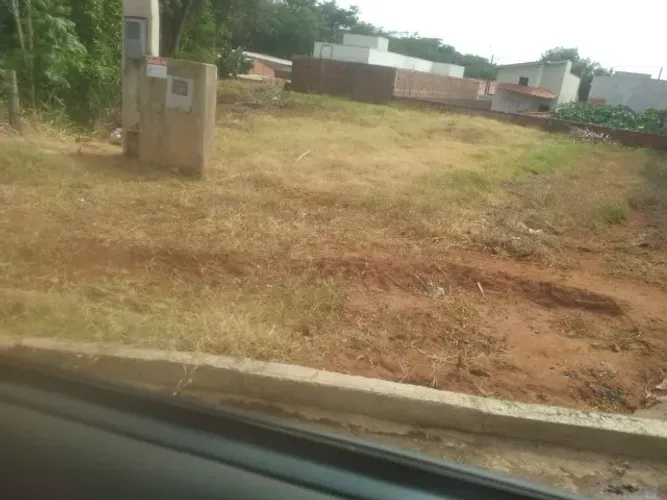 Terreno, 364,25 metros, plano, em rua asfaltada, poste de luz e pronto para construir.