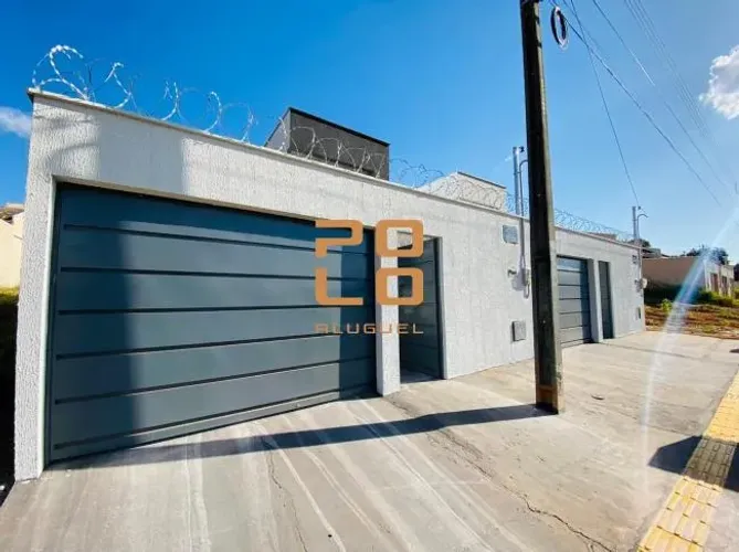 Casa com três quartos para alugar no Setor Cardoso, em Aparecida de Goiânia - GO.