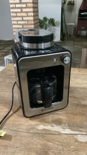 Cafeteira com moedor de grãos