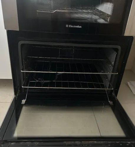 Fogão Eletrolux, dois fornos, bancada de vidro preto, inox, acendimento automático