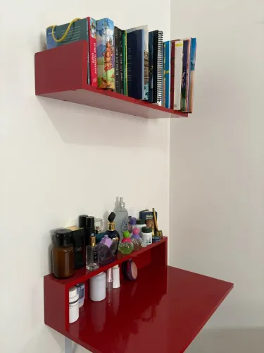 Conjunto mesa suspensa e prateleira de livros