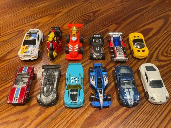 Lote 12 Carrinhos de Brinquedo e Miniaturas Usados (Hot Wheels e Outros)