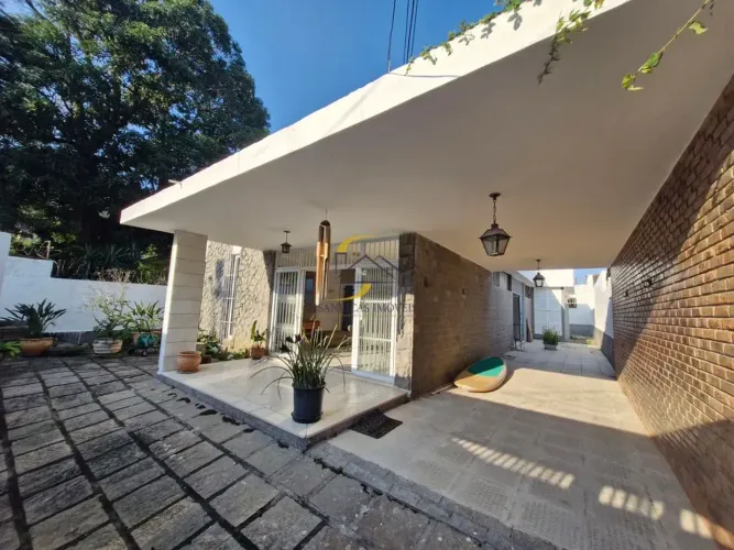 CASA LINEAR COM 4 QUARTOS SENDO 1 SUÍTE COM QUINTAL E 2 VAGAS EM SÃO FRANCISCO