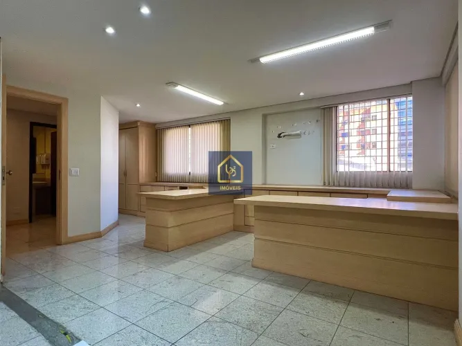 Sala Comercial p/ aluguel. São 65 m² privativos por R$ 3.500 no bairro Centro Cívico em Cu