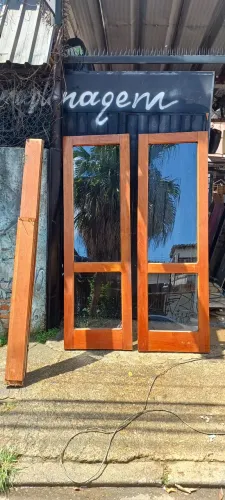 PORTA DE MADEIRA MACIÇA COM VIDRO /// R$1600,00