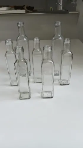 7 garrafas de vidro com formato retangular - 2 grandes (510ml) e 5 pequenas (250ml)