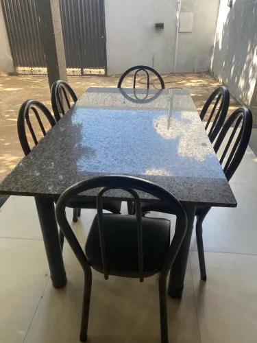 Mesa de pedra 6 lugares com cadeiras 