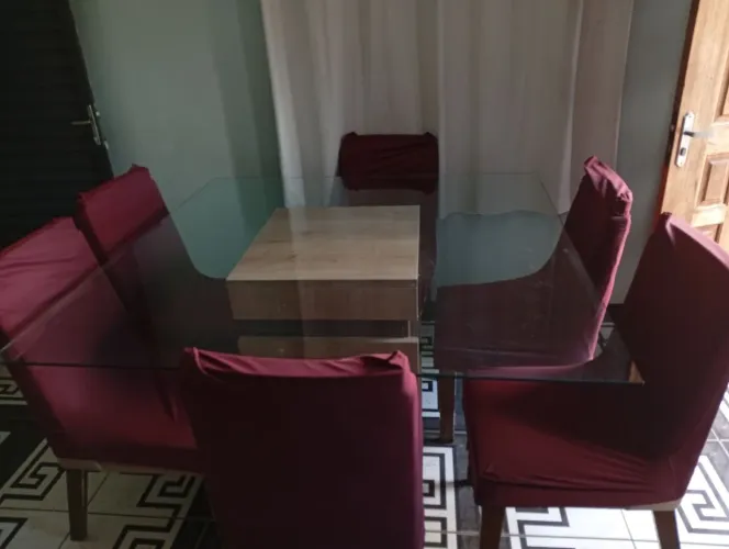 Mesa de vidro acompanha 6 cadeiras preço 1500 a negociar
