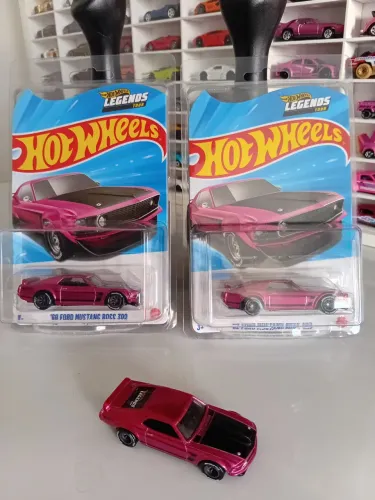 Hot Wheels Legends.  3 unidades disponíveis, valor de cada unidade