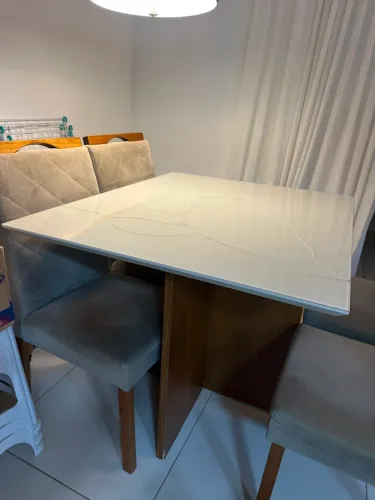 Mesa com 4 cadeiras 