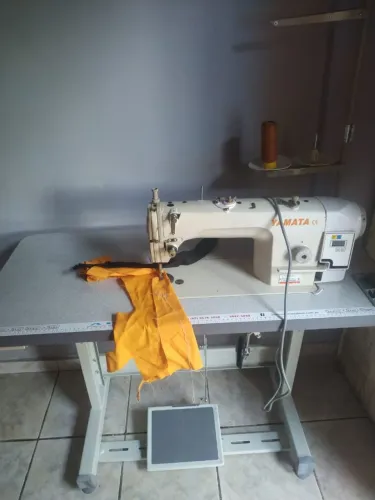 Máquinas de costura industrial reta e orverlok