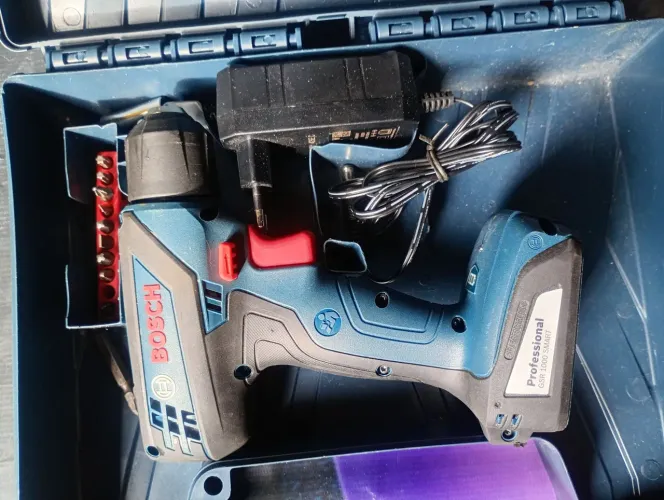 Parafusadeira e furadeira Bosch semi-nova