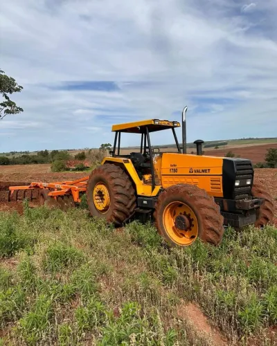 TRATOR AGRÍCOLA VALMET