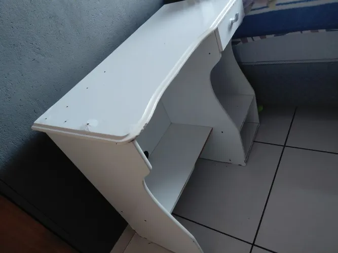 Mesa de Computador / Escrivaninha Branca Compacta (Com Detalhes)