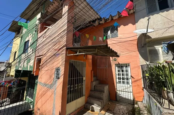 2 casas mais 1 ponto comercial no Feitosa por apenas R$ 100 mil.