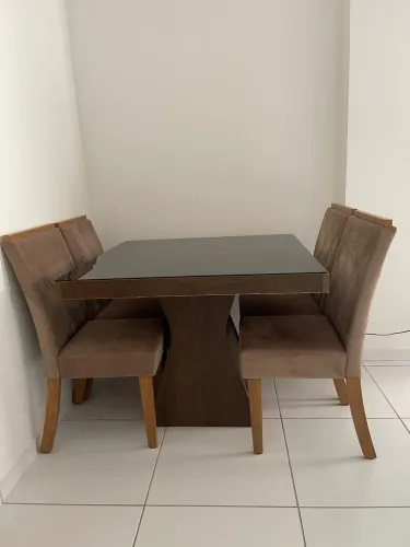 Mesa de jantar com 4 cadeiras 