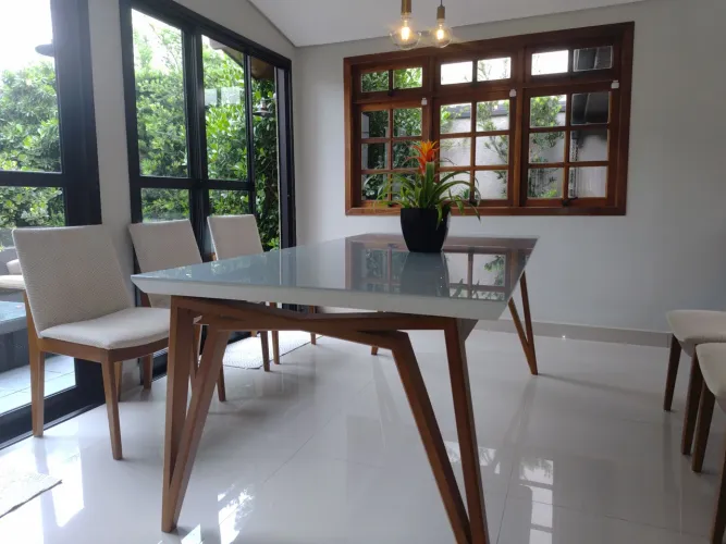Mesa jantar 2m x 1m, seis lugares.