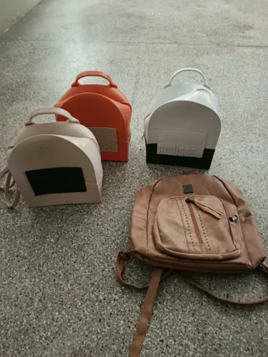 Vendo 4 bolsa sendo que 3 melissa por 50 reais