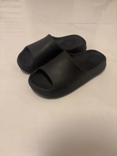Yeezy slide tamanho 40/41 cor preta